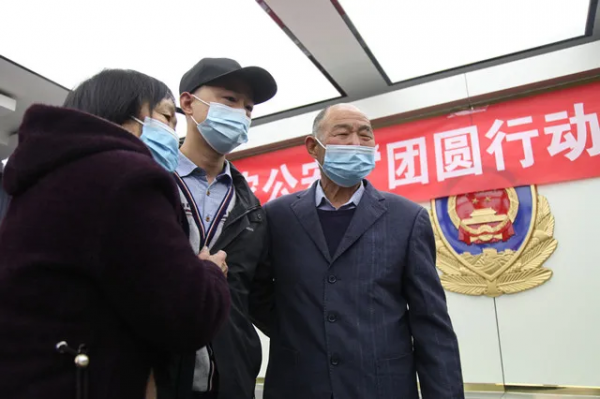 兒子，35年了，媽終於見到你了！