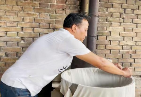 陝西大哥賣小吃，每天3&colon;00就營業，給兒子媳婦買了67萬的房子