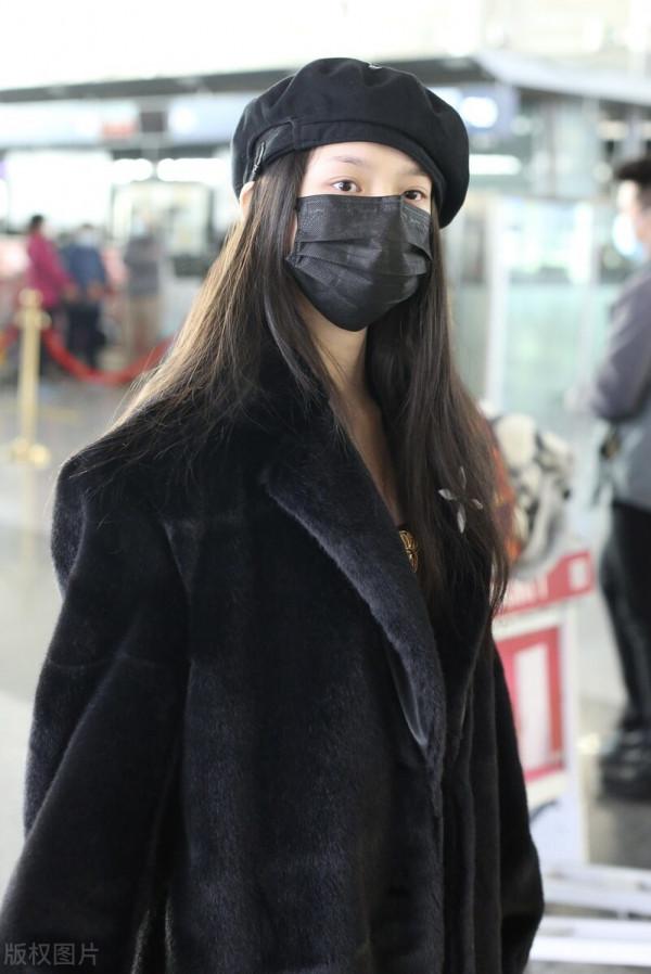 街拍：林允黑色毛絨大衣+白色直筒褲+貝雷帽極簡柔美