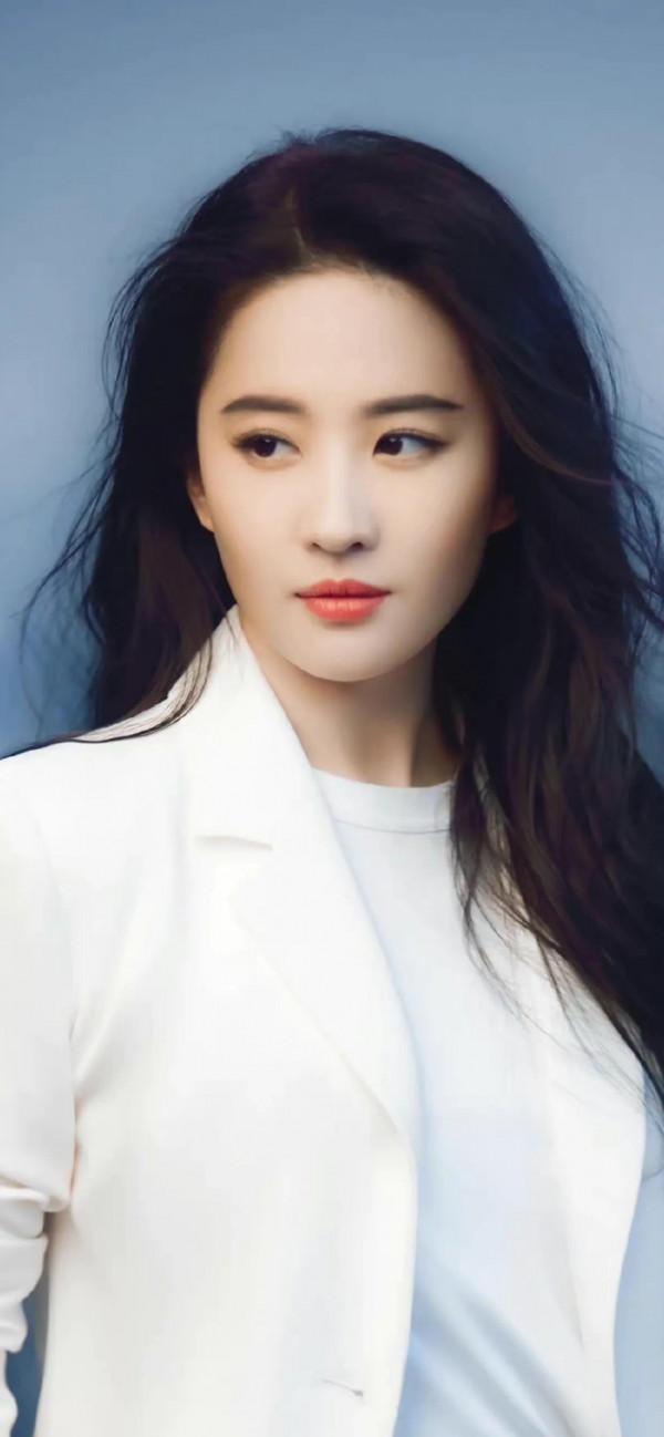 如今的神仙姐姐劉亦菲，少了一絲仙氣，但多了一絲熟女魅力