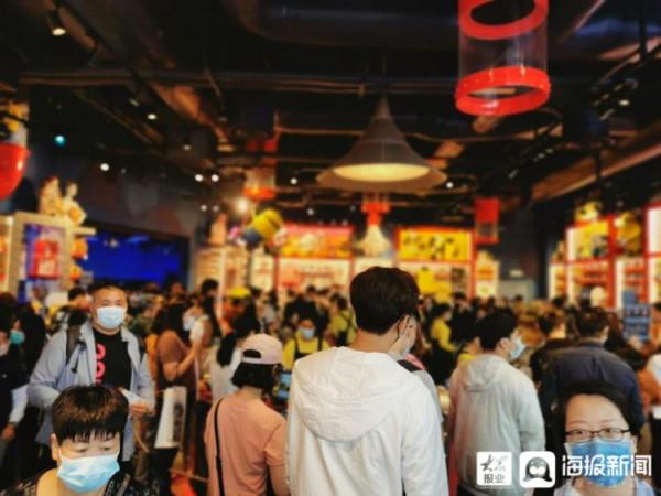 北京專報丨探訪北京環球影城小黃人IP周邊店 店內擁擠購物遊客排長隊結賬