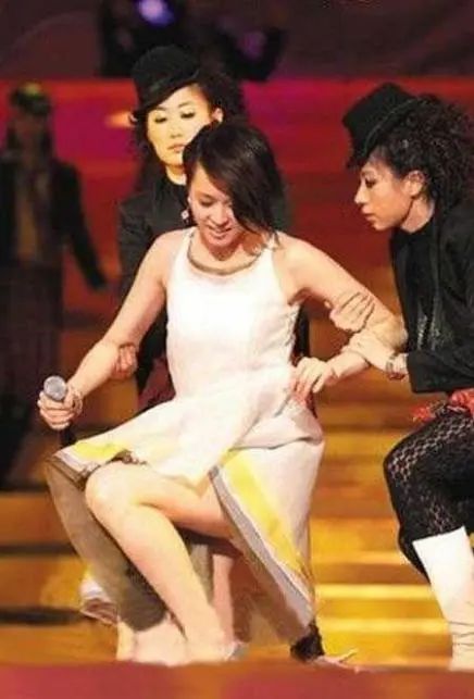 如何扯掉“塑膠歌手”的遮羞布？