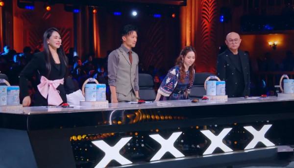 農村大叔用“破爛”表演,評委驚豔:鄧紫棋落淚,謝霆鋒登臺點贊 農村大叔用“破爛”表演,評委驚豔:鄧紫棋落淚,謝霆鋒登臺點贊