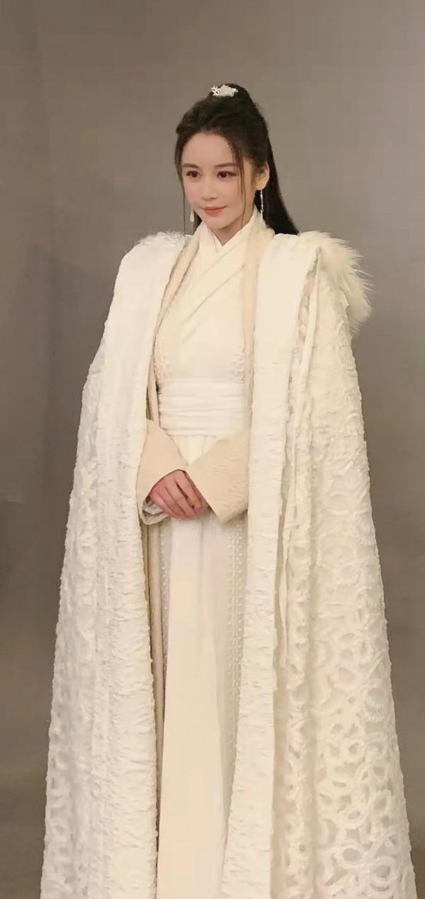 新《倚天屠龍記》周芷若曬美照，被嘲修圖太過，與電影判若兩人