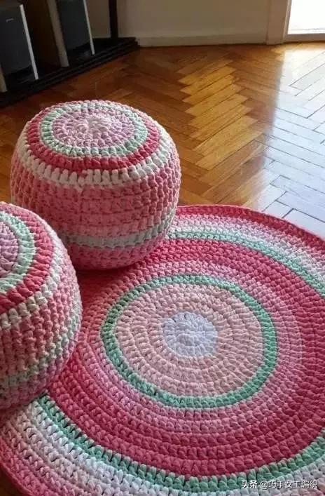 只用幾團布條線，就鉤出了好看又實用的桌墊地墊