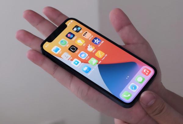 單手操作仍是最愛！蘋果、安卓、國產小屏手機大比拼，最心儀哪款