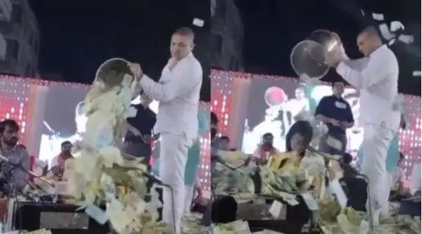 印女歌手錶演時,超狂粉絲抱桶鈔票上臺,直接倒在歌手頭上 印女歌手錶演時,超狂粉絲抱桶鈔票上臺,直接倒在歌手頭上