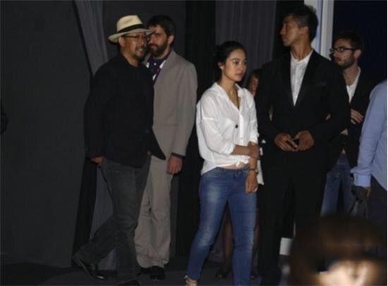 周韻滿頭鮮花配普通衣服，氣質古典從容，即使素顏也比路人漂亮