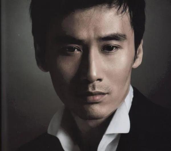 都說山東盛產美男子，這13位魯籍男星，個個五官端正，英氣逼人