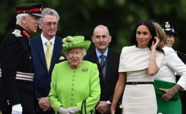 梅根有多不拘小節？冬天穿毛衣汗打溼腋下，和英女王出訪蹺二郎腿