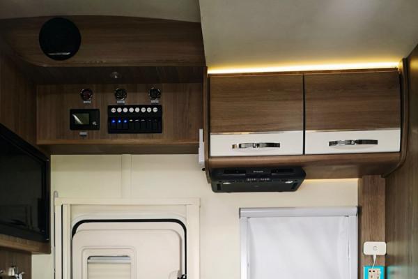 白鯨系列最受歡迎的佈局方式,究竟好在哪?賽德白鯨縱床版房車 白鯨系列最受歡迎的佈局方式,究竟好在哪?賽德白鯨縱床版房車