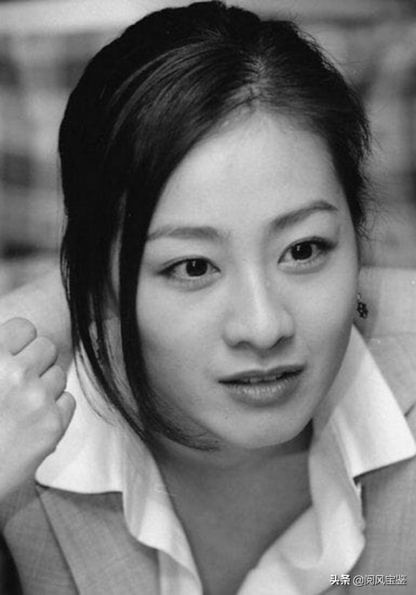 一張初戀臉，24歲急匆匆嫁給愛情，50歲的李美妍還在獨自喝酒嗎？