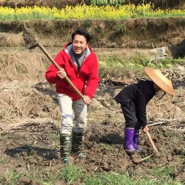 盤點娛樂圈明星迴農村幹農活誰最接地氣？
