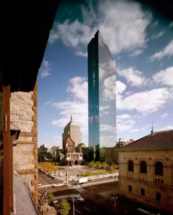 知名“殺人建築”，燒掉百億，還要人命，網友：甲方的智商有大坑