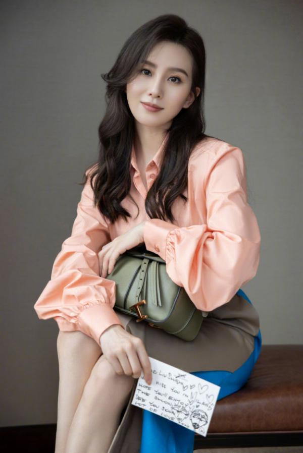 劉詩詩云看秀不敷衍！襯衫＋半身裙變都市麗人，隨便拍都堪稱大片