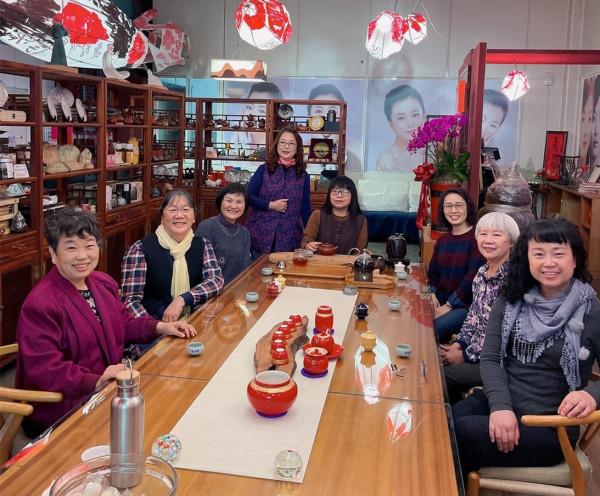 瓊瑤乾女兒近況曝光，58歲凍齡有術氣質好，息影后開茶館教茶藝