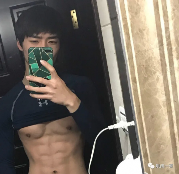23歲小夥靠肌肉線條吸粉10萬，奶狗長相+狼狗身材，帥炸了