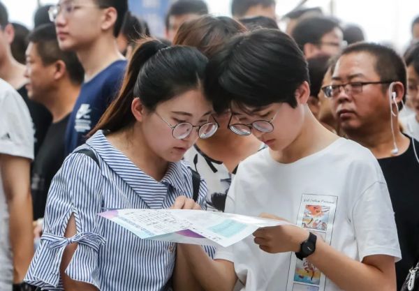 女兒估分650提前辦升學宴，查成績老父傻眼，親戚表示：退錢