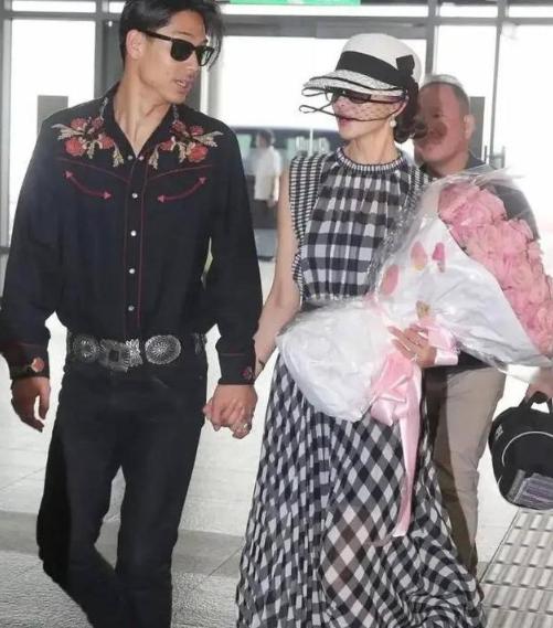 林志玲機場秀恩愛,穿格紋裙配頭紗扮貴婦,老公穿花襯衫顯油膩 林志玲機場秀恩愛,穿格紋裙配頭紗扮貴婦,老公穿花襯衫顯油膩