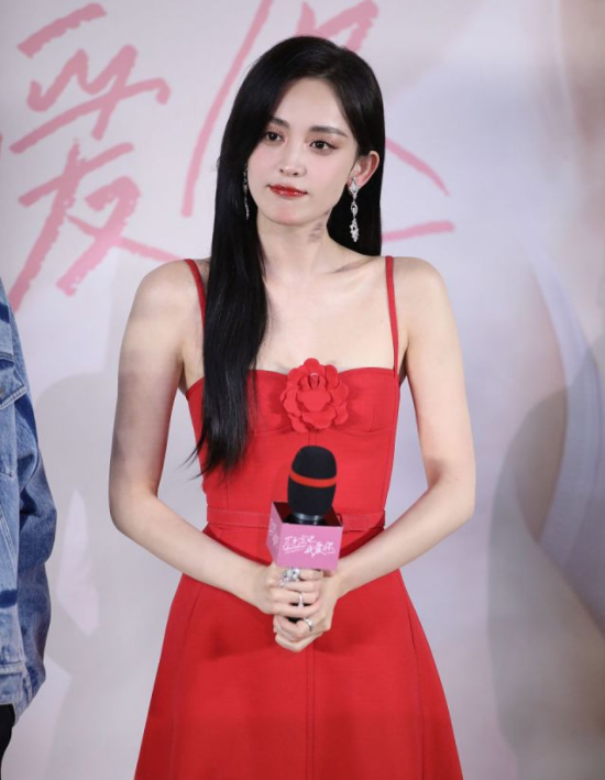被娜扎瘦到了！不僅腰細鎖骨也明顯，穿小紅裙美得明豔又嬌俏
