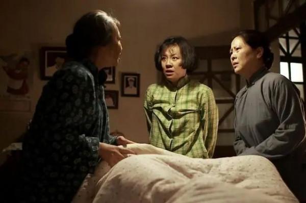 貴州孕婦在家生孩子，前後只花200元，網友抱拳：這是真強悍