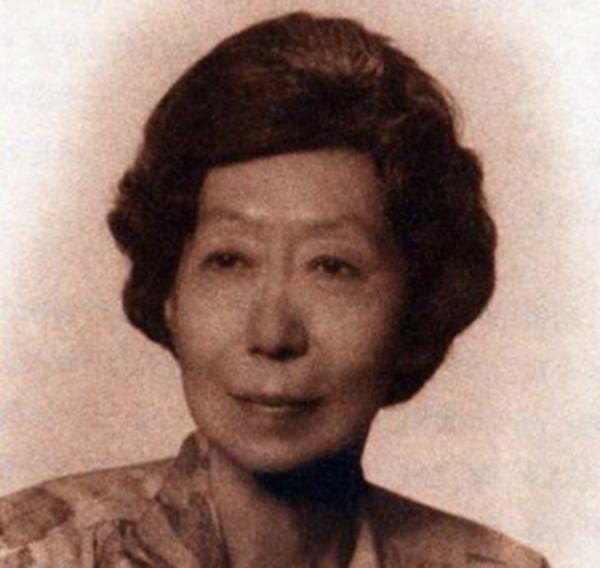 張愛玲去世前：面板病侵入耳朵，不能穿衣服，每天照日光燈13小時