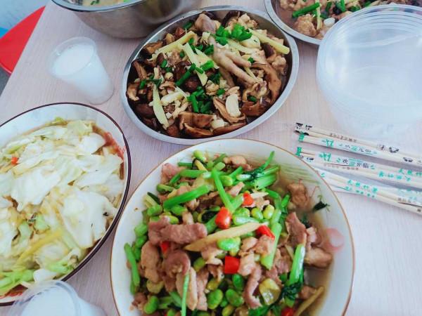 同事來家裡吃飯，做了四菜一湯招待，營養又美味，不剩菜拒絕浪費