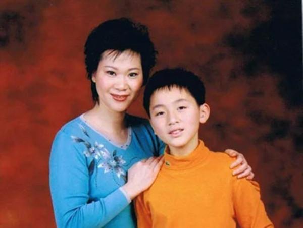 施之皓前妻曹燕華低調二婚,嫁1.93米帥氣老公,年近60看著像40歲 施之皓前妻曹燕華低調二婚,嫁1.93米帥氣老公,年近60看著像40歲