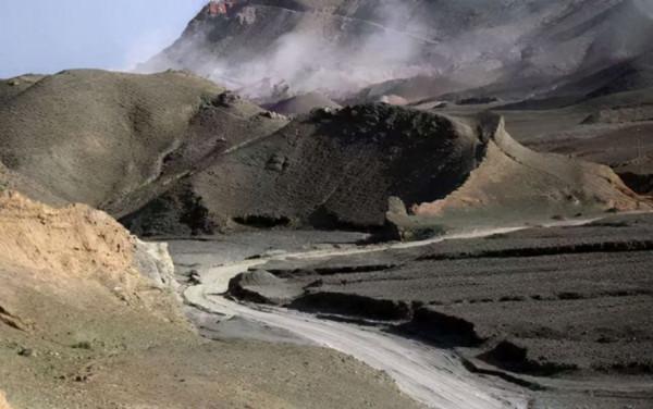 賀蘭山煤層自燃300多年，每年損失10億，為何自燃且撲不滅？