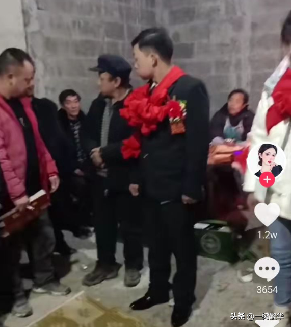 女孩穿著便服結婚，衣服上的吊牌都沒拆掉，網友知情後稱：淚目了