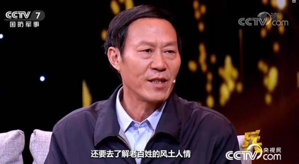 揹著國徽翻山越嶺，他究竟在幹什麼？