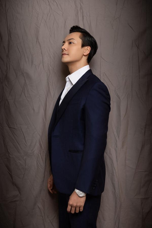 陳偉霆深藍色西服套裝顯沉穩氣質 眼神深邃盡顯優雅貴氣十足 陳偉霆深藍色西服套裝顯沉穩氣質 眼神深邃盡顯優雅貴氣十足