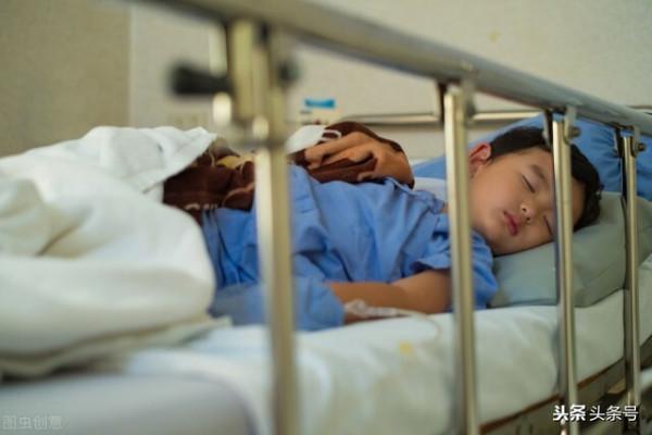 表哥撞傷人後,送到醫院就不管了,這樣應該嗎 表哥撞傷人後,送到醫院就不管了,這樣應該嗎