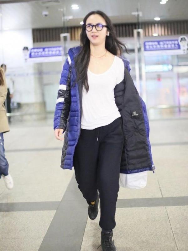 湯唯這是胖了多少？那麼肥的運動褲都撐滿了，筷子腿變“柱子腿”