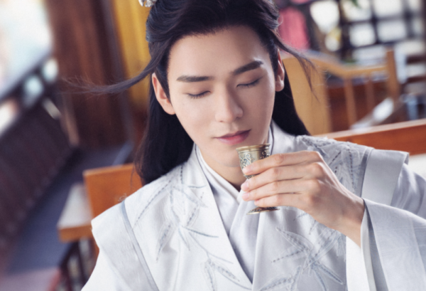 2021年流量局勢跌宕起伏：肖戰持續頂流，雙男主迅速“熄火”