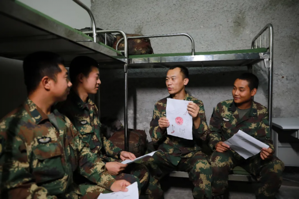 “龍宮”深處,官兵們最大的渴望就是見一見太陽 “龍宮”深處,官兵們最大的渴望就是見一見太陽