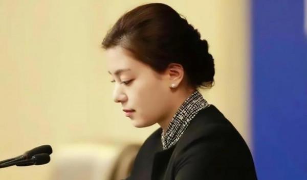 最美翻譯官張京，16分鐘臨場速譯驚豔全場，傳遞中國之聲