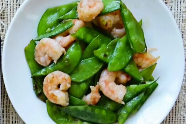 趣味食譜：饅頭片畫上向日葵和小雞，搭配荷蘭豆炒蝦仁和黑米粥