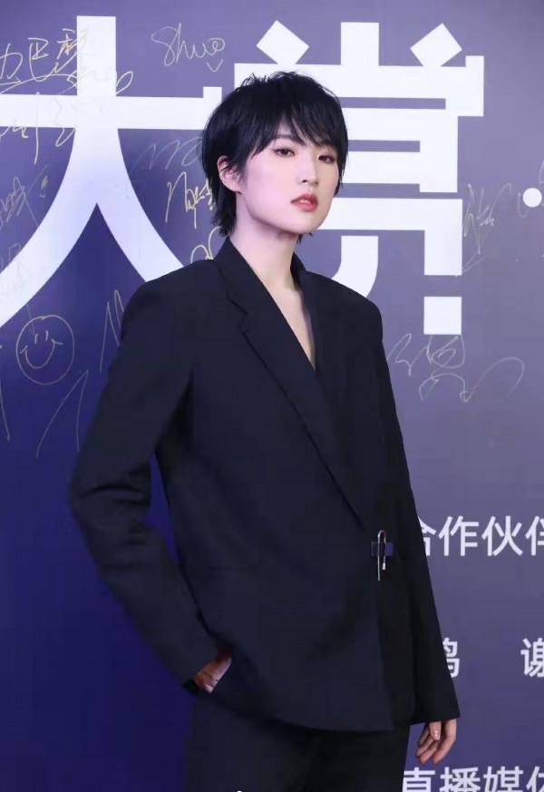 姚安娜風格大變差點認不出!氣場“蓋過”姐姐!全黑穿搭星味十足 姚安娜風格大變差點認不出!氣場“蓋過”姐姐!全黑穿搭星味十足