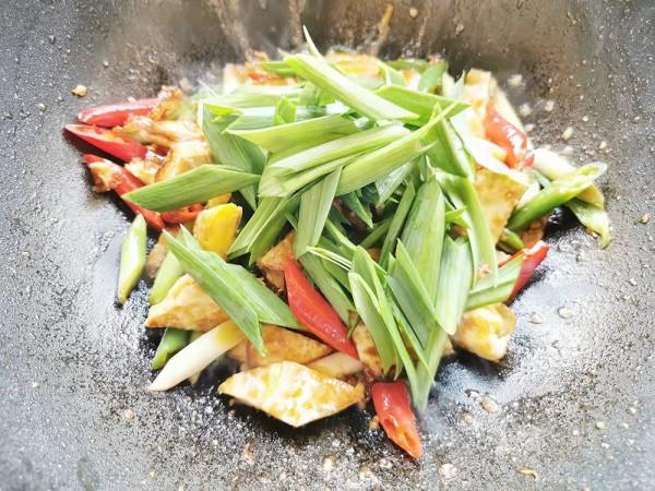 冬季我家愛吃這湖南小炒，5個雞蛋1把蒜苗，做少了不夠吃，超下飯