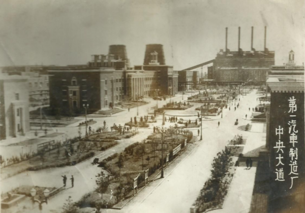 58年鄧小平視察一汽，談到燃油緊張時幽默地說：只要不燒茅臺就行