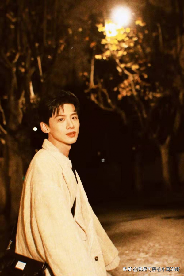 白敬亭這個酷蓋，還是這麼養眼