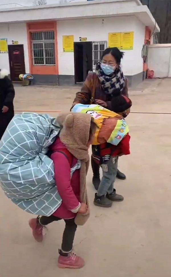 幼兒園孩子背床單被套回家，小小身軀走兩步歇兩步，背後真相心酸