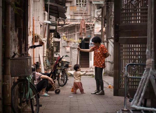 破舊市井裡，卻藏著煙火氣的院子生活