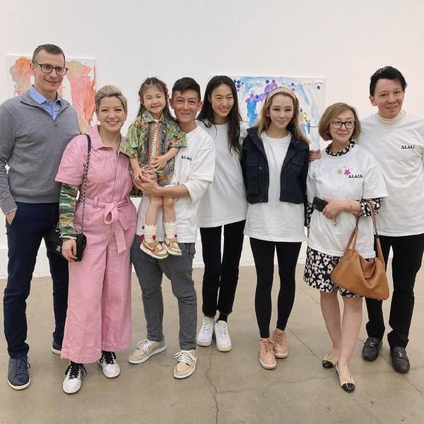 陳冠希母親和孫女溫馨同框,Alaia身高矚目,奶奶染金髮超時髦 陳冠希母親和孫女溫馨同框,Alaia身高矚目,奶奶染金髮超時髦