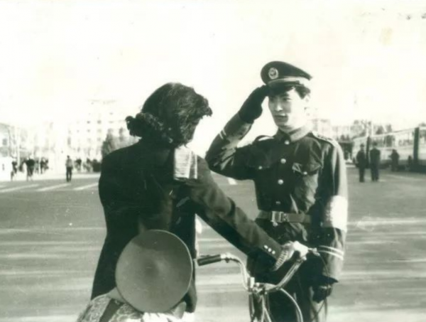 1971年，外交宴上國寶九龍杯失竊，周總理巧用魔術讓外賓原物奉還