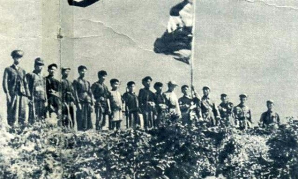 解放軍正在剿匪,一群村民扛著紅旗敲鑼打鼓出村,連長預感有異樣 解放軍正在剿匪,一群村民扛著紅旗敲鑼打鼓出村,連長預感有異樣