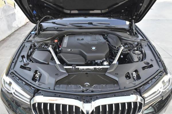 體驗最低配的寶馬5系，外觀漂亮、內飾精美，不摳標回頭率也很高