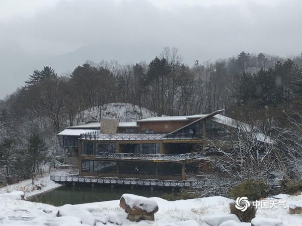 安徽白馬尖景區出現降雪 如水墨畫卷