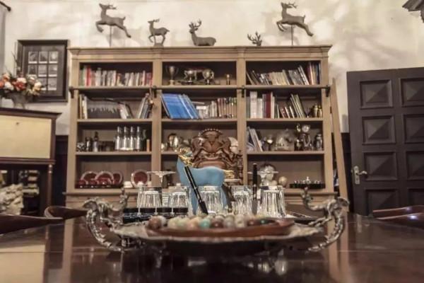 一把椅子價值360萬，出遊坐私人飛機，明星們的奢靡生活超乎想象